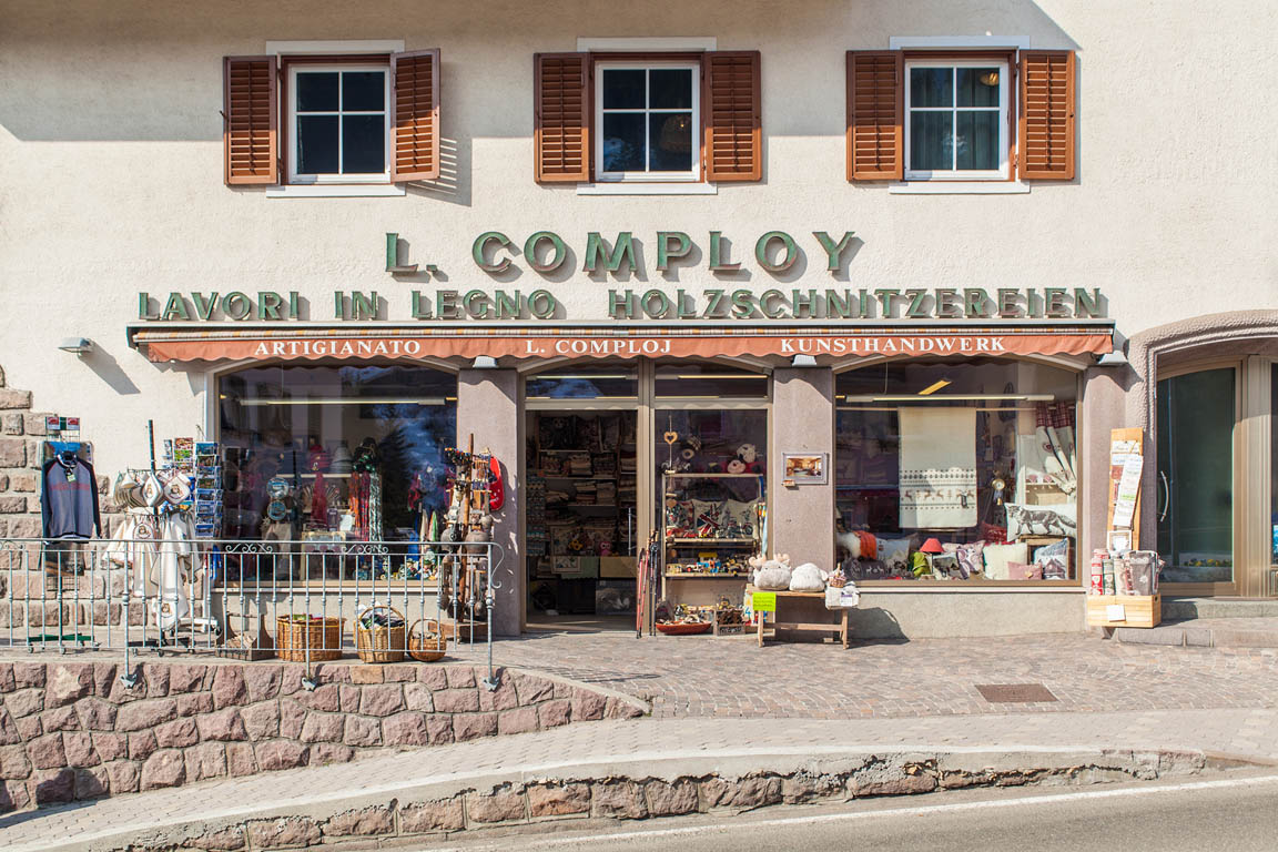 Wood carvings, souvenir and gift items Comploj in Val Gardena